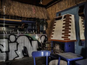 Der urige Kamin direkt neben der Bar von dem alten Zollhaus schmückt den Raum aus.