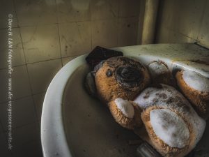 Der Teddy-Bär der Kinder von den einstigen Bewohnern des alten Zollhauses mach es sich im Waschbecken gemütlich.