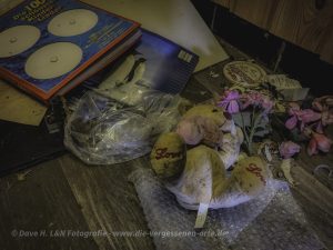 Ein Kuscheltier der Kinder von den ehemaligen Bewohnern von dem alten Zollhaus liegt noch auf dem Schrank.