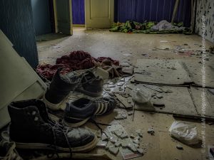 Die einstigen Bewohner dieses alten Zollhauses ließen auch Ihre Schuhe auf dem Gang zurück.