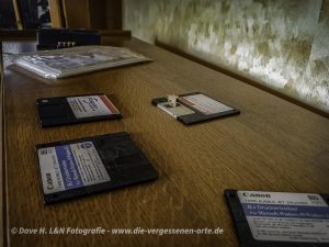 Es liegen noch ein paar Disketten von den ehemaligen Betreibern auf dem Schrank des alten Zollhauses.