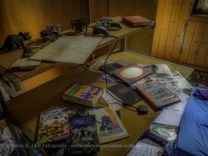 Schulaufgaben sind für Kinder wichtig, auf dem Schreibtisch des alten Zollhauses lassen sich noch einige Hefte finden.