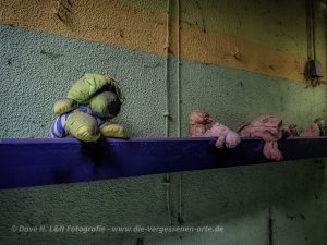 In diesem alten Zollhaus findet man noch dinge aus längst vergangenen Tagen, hier ein paar Kuscheltiere auf einem Regal.