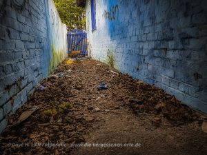 Eine enge Gasse mit einem Tor am ende, zum alten Zollhaus gingen hier einst die Gäste entlang.