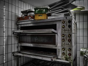 Alter Backofen in der Küche des verlassenen Kurhotels.
