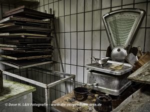 Mit Rost behaftete Wage in der Küche des verwaisten Kurhotels.