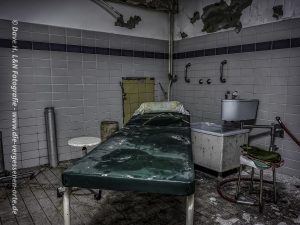 Behandlungsliege in einem Behandlungsraum von dem längst vergessenen Kurhotel.