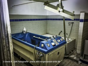 Behandlungswanne in dunklem verlassenen Gebäude.