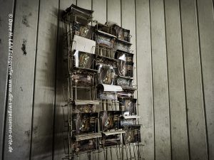 Postkarten an der Wand zeigen das heute verlassene Kurhotel zu aktiven Zeiten.