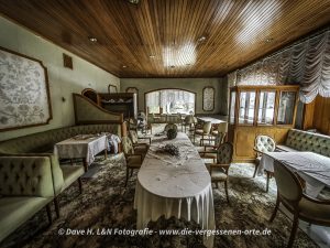 Vollständig eingerichteter Gastraum im ehemaligen Kurhotel.