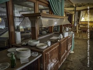 Mit Tellern hergerichtetes Buffet des einstigen Kurhotels.