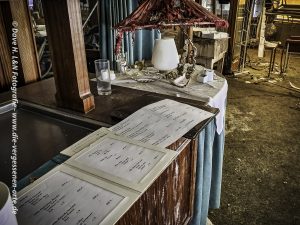 Die Speisekarten des verlassenen Kurhotels befinden sich neben dem Buffet.