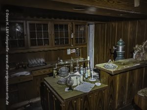 Gläser auf einem Tresen der einstigen Herberge.