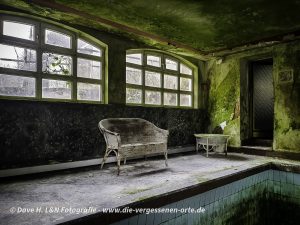 Sitzmöbel am Beckenrand des Schwimmbades von dem verlassenen Kurhotel.