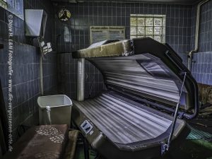 Solarium im Nebenraum des einstigen Schwimmbades.