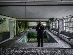 Panoramaspiegel des verlassenen Schwimmbades in dem ehemaligen Kurhotel am See.