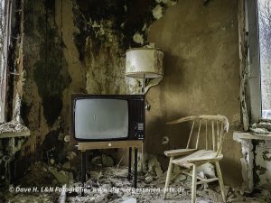 Stuhl und Fernseher aus DDR-Zeiten schmücken verlassenes Zimmer des einstigen Hotels.