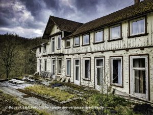 Dachterrasse des verwaisten Kurhotels mit Blick auf See.