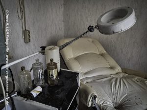 Voll eingerichtetes Nagelstudio in verlassenem Kurhotel.