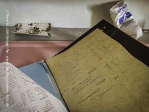 Preisliste des verlassenem Friseurstudios mit D-Mark Preise.