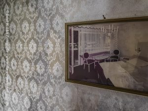 Bild eines eingerichteten Hotelzimmers im DDR-Stil.