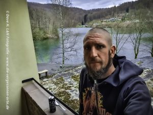 Blick von Balkon des einstigen Kurhotels mit See im Hintergrund.