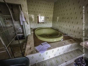 In einer Suite des einstigen Kurhotels ist ein Whirlpool zu finden.