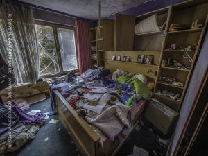 Messie-Schlafzimmer im einstigen Kurhotel mit vielen persönlichen Sachen der einstigen Bewohner.