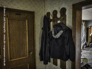 Jacken der Bewohner des verlassenen Kurhotels hängen an der Garderobe.