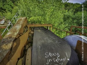 Der Blick vom obersten Punkt eines Förderbandes von dem verlassenen Kieswerk, hinunter auf dem umgebenden Wald.