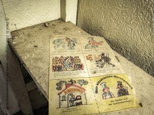 Eine Karte auf dem Tisch aus alten Zeiten im DDR-Lost Place.