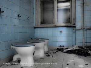 Blaue Fliesen, Weiße Toiletten, hier im VEB-Instandsetzungswerk findet man noch einiges.