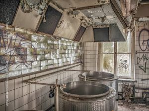 Die Kochkessel in der Großküche eines DDR-Lost Places ergeben ein tolles Bild aus alter Zeit.