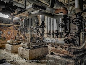 Die alten Heizrohre im Heizkraftwerk eines verlassenen Industriekomplexes rosten vor sich hin.