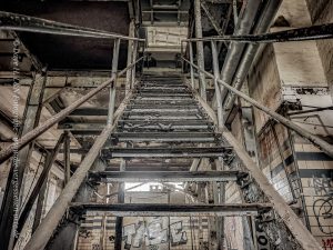 Eine Treppe, ganz verrostet, hinauf in die oberste Etage des verlassenen Industriekomplexes.