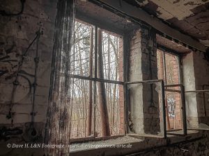 Frische Luft tut gut, in dem VEB-Betrieb ist auch ein Fenster auf.