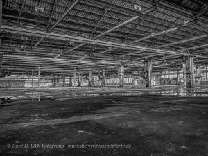 Eine Werkshalle von innen, hier wurden zu DDR-Zeiten die Fahrzeuge repariert.