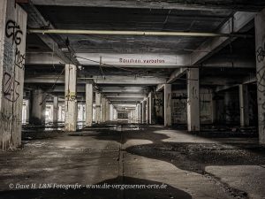Eine weitläufige Tiefgarage Eine VEB Industriegeländes.