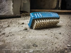 Eine Handbürste auf dem Boden des einstigen Hotels.