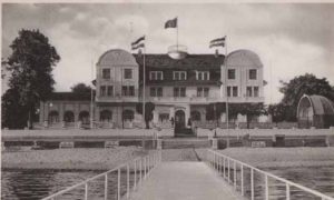 Schwarz-Weiss Foto aus alter Zeit des heute verlassenen Geisterhotels.