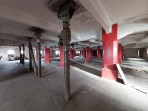 Große Halle mit vielen Betonsäulen, im Vordergrund noch einige Fallrohre die von der Decke ragen.