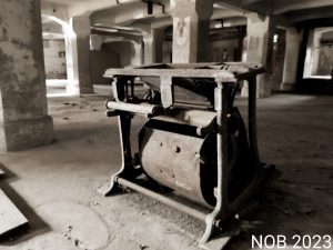 Die Ölmühle zeigt uns hier eine weitere Maschine aus ihrer zeit wo hier noch Betrieb herrschte, inmitten einer großen Halle.