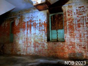 Der Eingang in die Lagerhalle der Industrieruine.