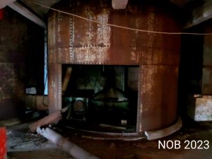 Ein verrosteter Kessel, mitten im Raum der alten Ölmühle.