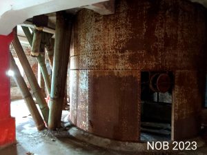 Ein großer Kessel in der verlassenen Ölmühle, überzogen mit Rost erinnert an die einstige Industrie.