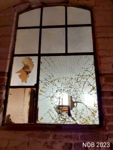 Eine zerbrochene Scheibe sorgt für ein typisches Lost Place Fler in dieser Industrieruine.