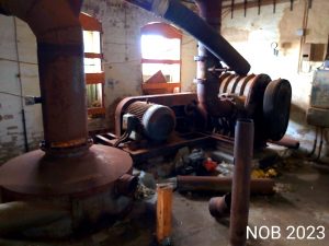 Ein alter Motor der Maschinerie dieser verlassenen Ölmühle, der Zahn der Zeit nagt und Rost setzt an.