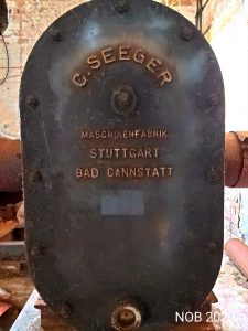 Ein verrosteter Motor einer verlassenen Industrieanlage von dem Herstelle C. Seeger aus Stuttgart.