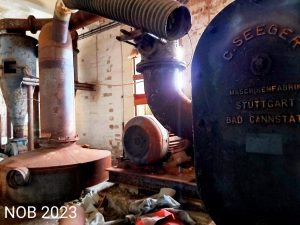 Rohre und Kessel  in der verlassenen Ölmühle rosten vor sich hin.