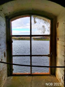 Ein Blick aus dem Fenster des Obergeschosses der verlassenen Industrieanlage auf die Trave.